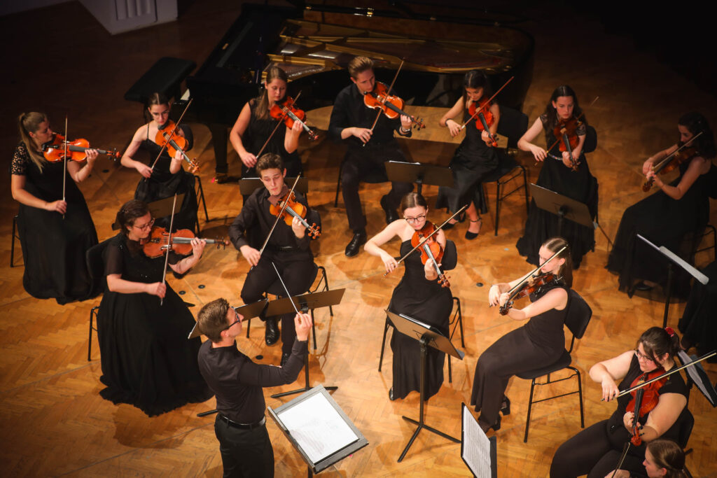 Nastop godalnega orkestera poletne glasbene šole Danice Koren v Salonu glasbenih umetnikov v okviru Festivala Lent 23.6.2024. Slika 2.